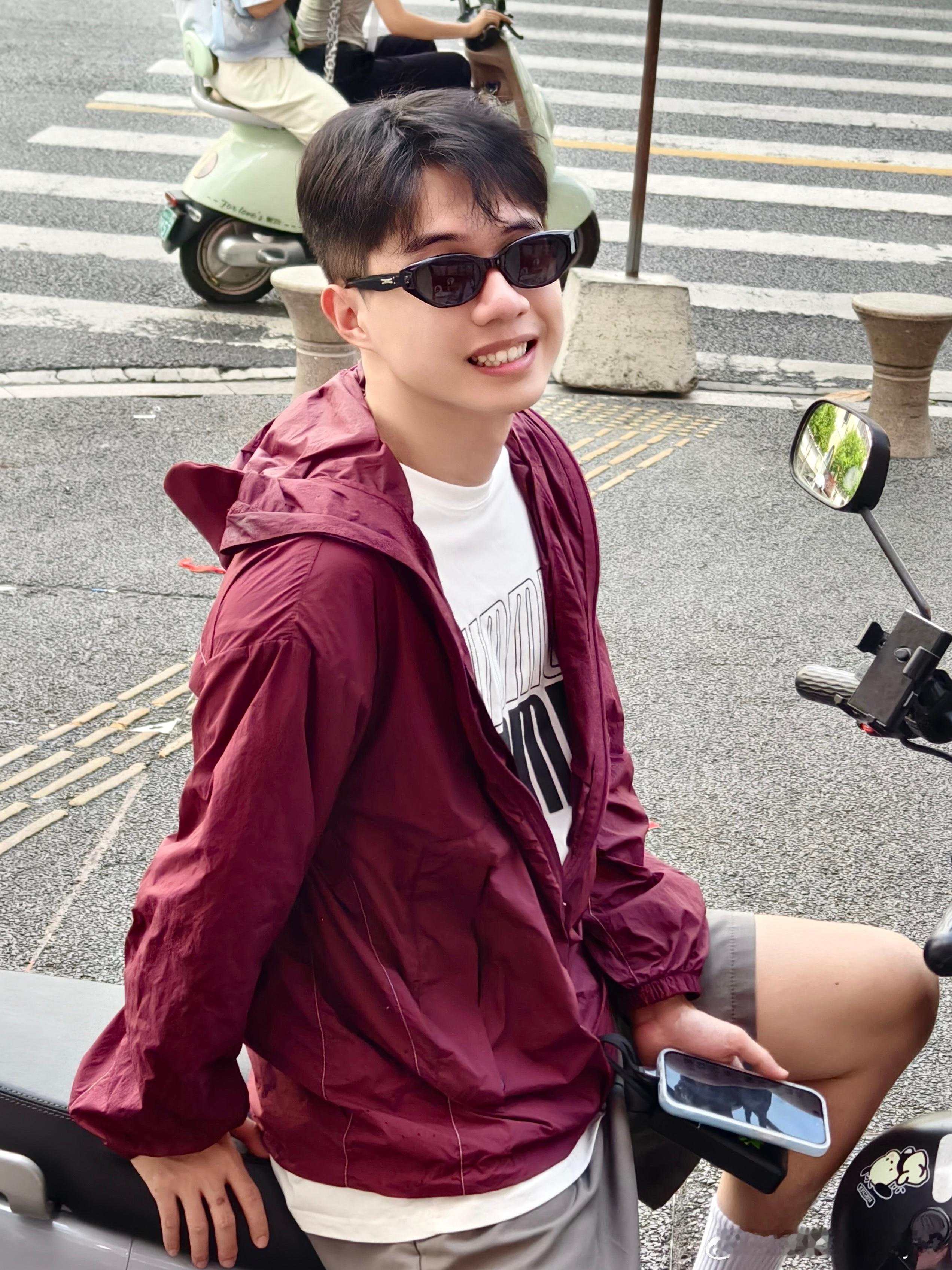 他像个小孩子一样，很依赖我我很心疼他的一些过去如果可以，我想让他依赖我一辈子我很