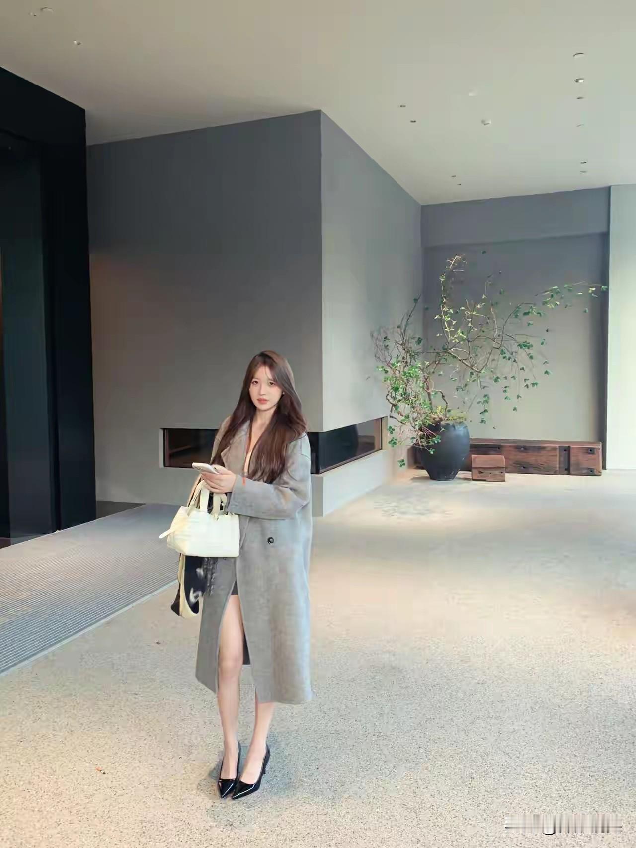 优雅穿搭指南：灰色大衣+黑皮鞋，尽显都市女性魅力！