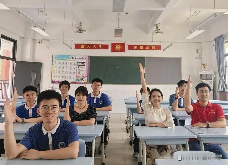 我是一个工作二十多年的老师，以前对孩子我们管教比较严厉，现在不敢对孩子严厉，因为