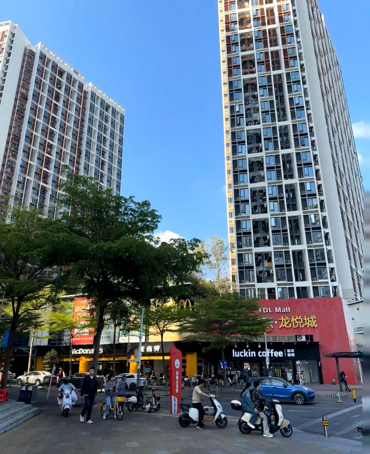 从720万砸到255万，龙悦居这波跳水够狠。但一周卖4套，说明有人认这个价——毕