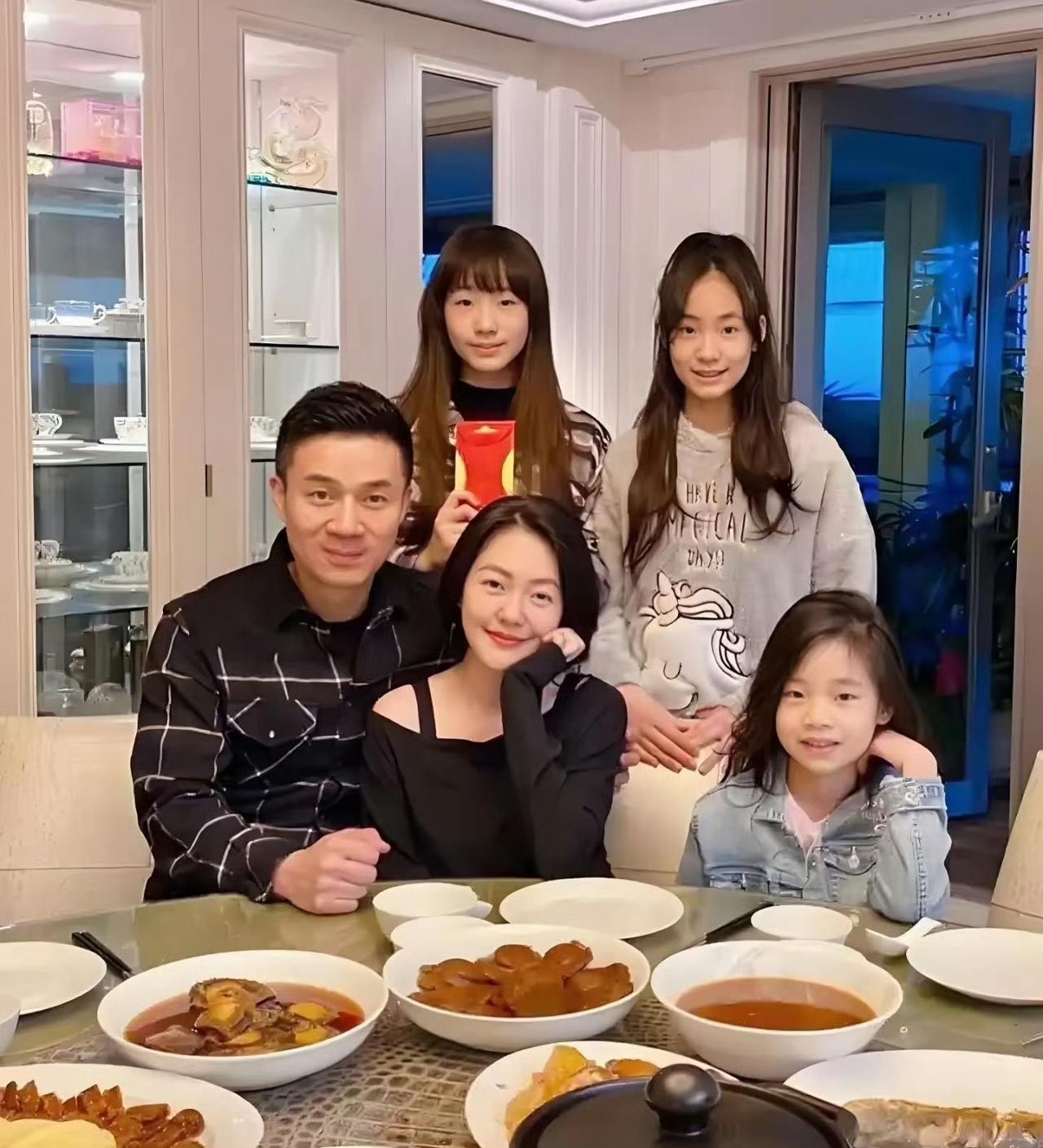 小S二女儿分享日本赏樱照，清冷气质尽显。她虽被视作三姐妹中颜值最高，但小S更偏爱