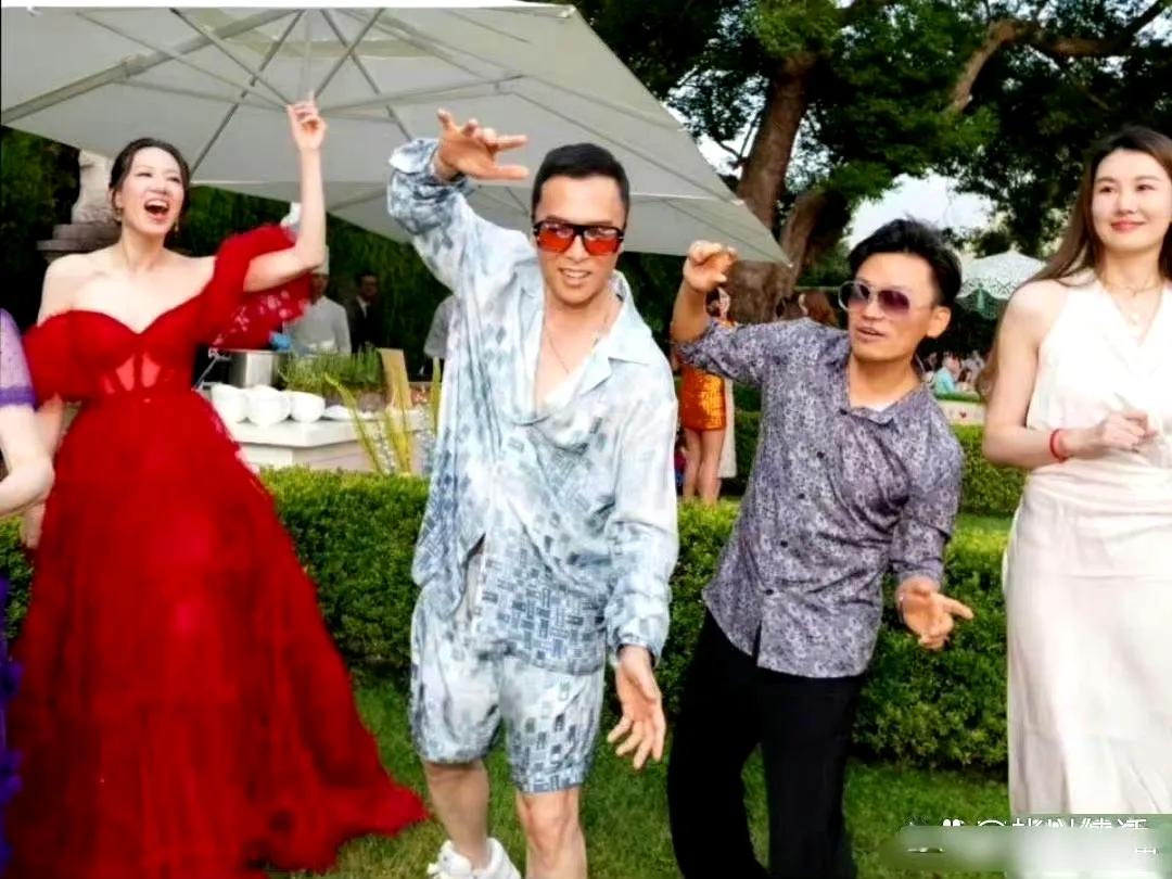 王宝强带着女友为甄子丹庆生，他这个姿势很熟悉啊，很像一个人的武林里封于修的招牌动