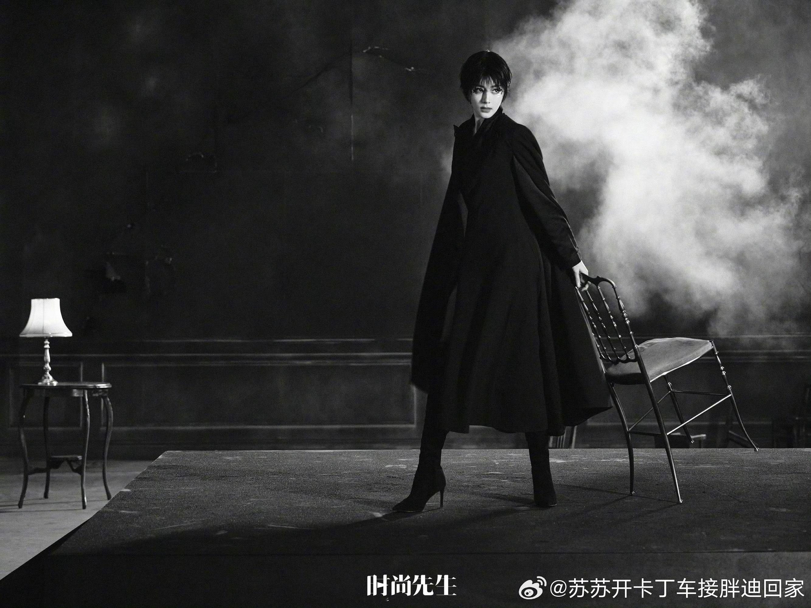 迪丽热巴[超话]迪丽热巴羽毛当眼罩dlrb 迪丽热巴香辣狂欢 本来想许愿“我能拥