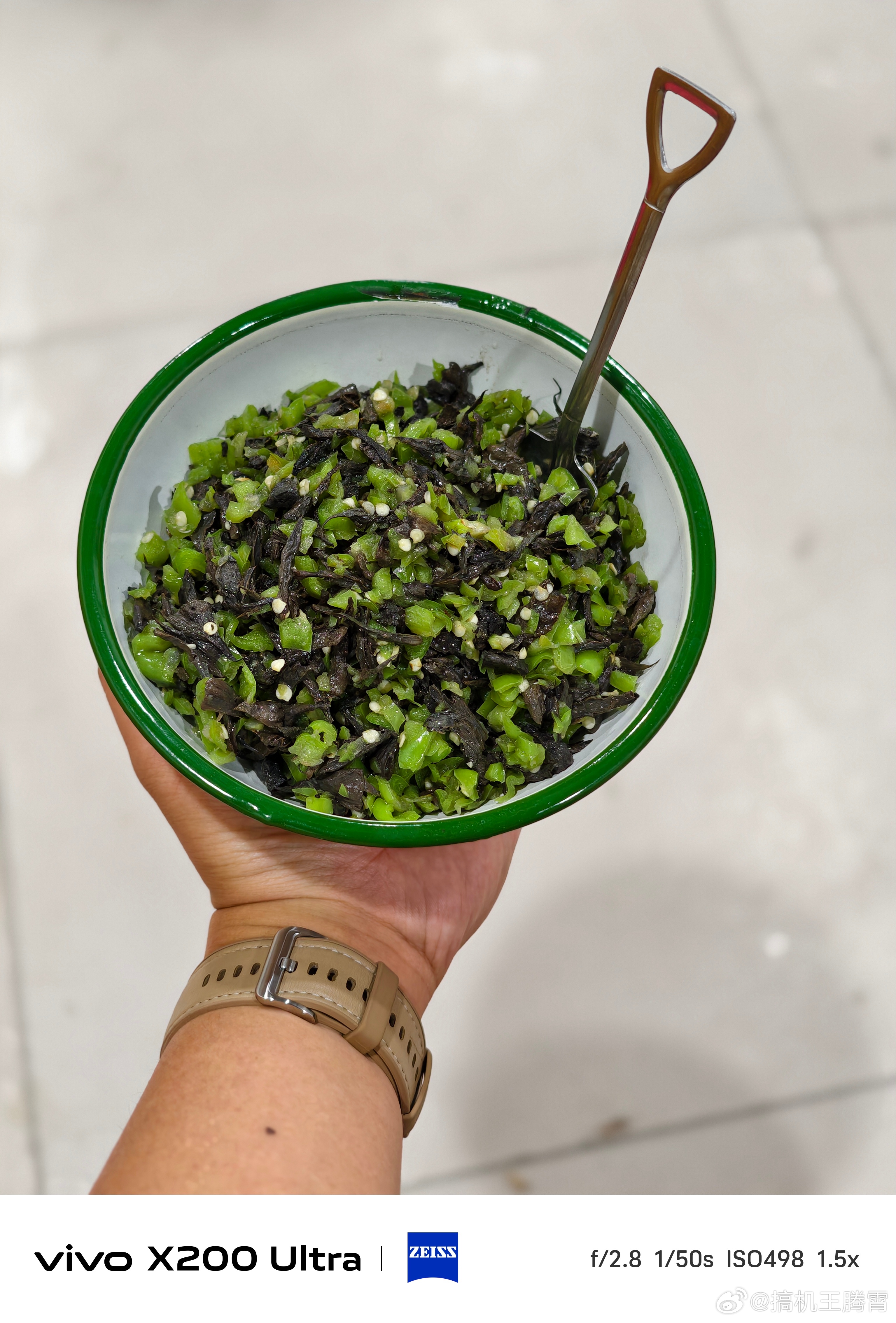 野生菌火锅可能是大家知道的一贯吃法，但对我们云南人来说，炒远比煮更好吃。例如这么