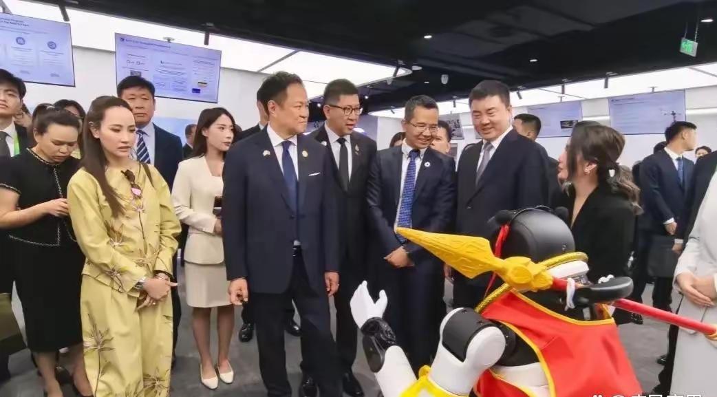 泰国总理阿努廷（中文名陈锡尧）首访成都，携夫人塔南农尽显亲和力。夫妇俩逛熊猫基地