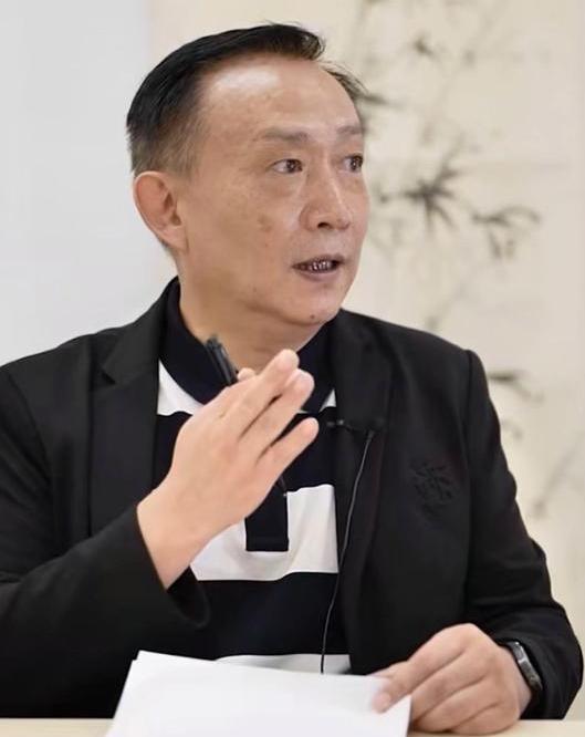 有人想把我们喝的水、用的电、上的网，打包卖给资本。

还生怕我们看懂，特地用英文