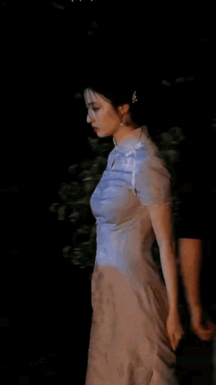 衣服被水打湿后更凸显出了她完美的身材比。王楚然就是一个尤物早晚会超过杨幂刘诗诗成