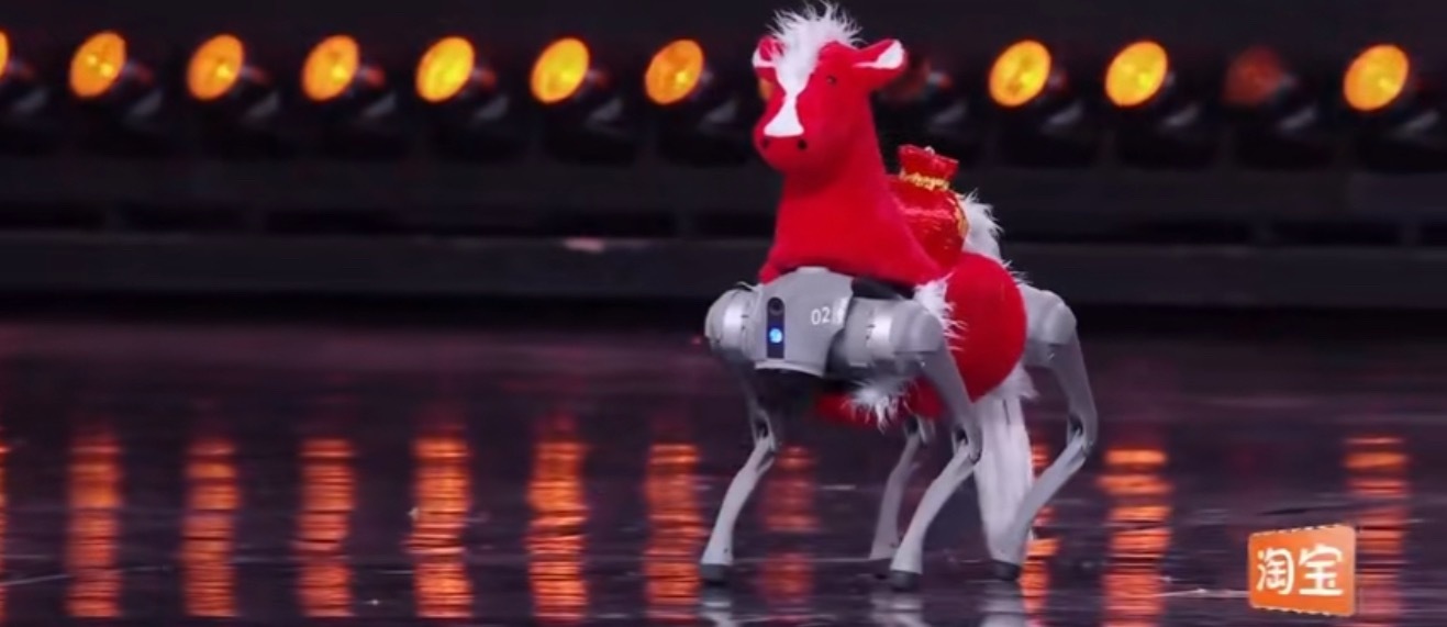 谢娜被机器狗翻身吓了一跳机器狗在舞台上突然翻身，谢娜被吓得“哦呦”了一声，我们娜