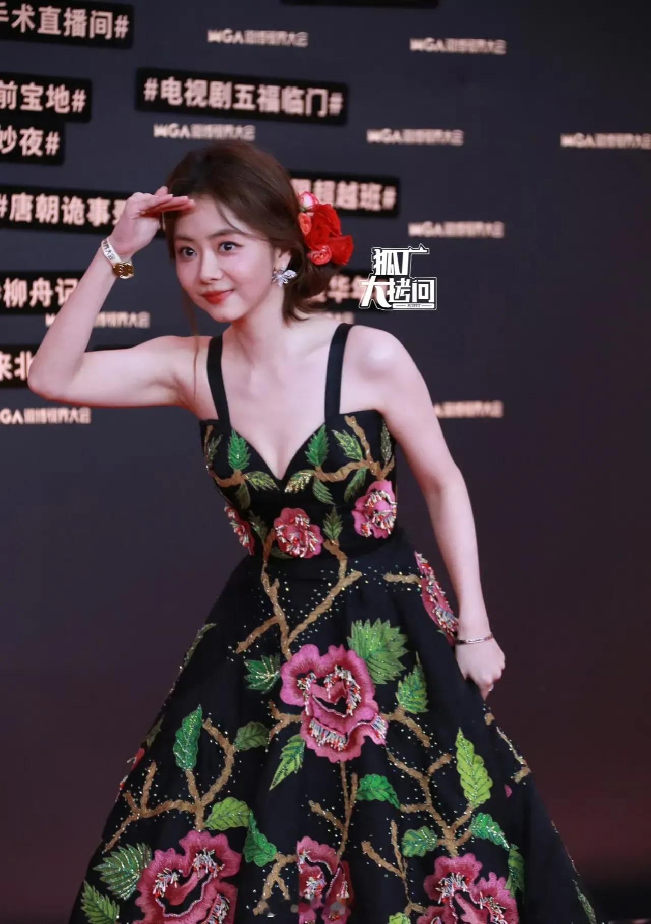 微博视界大会，谭松韵一席吊带长裙亮相，美得像一朵花，今天是花仙子松松！！咱就是说