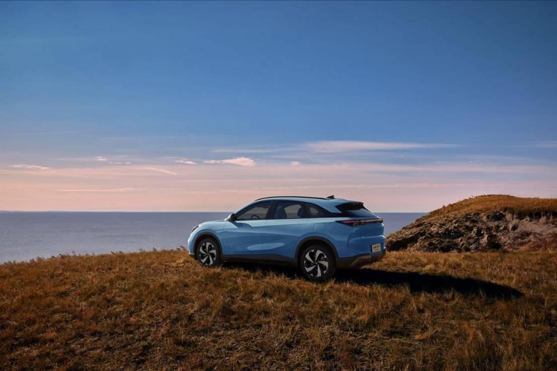 10月14日，极狐全新阿尔法T5正式开启预售，价格区间为12.38-16.28万