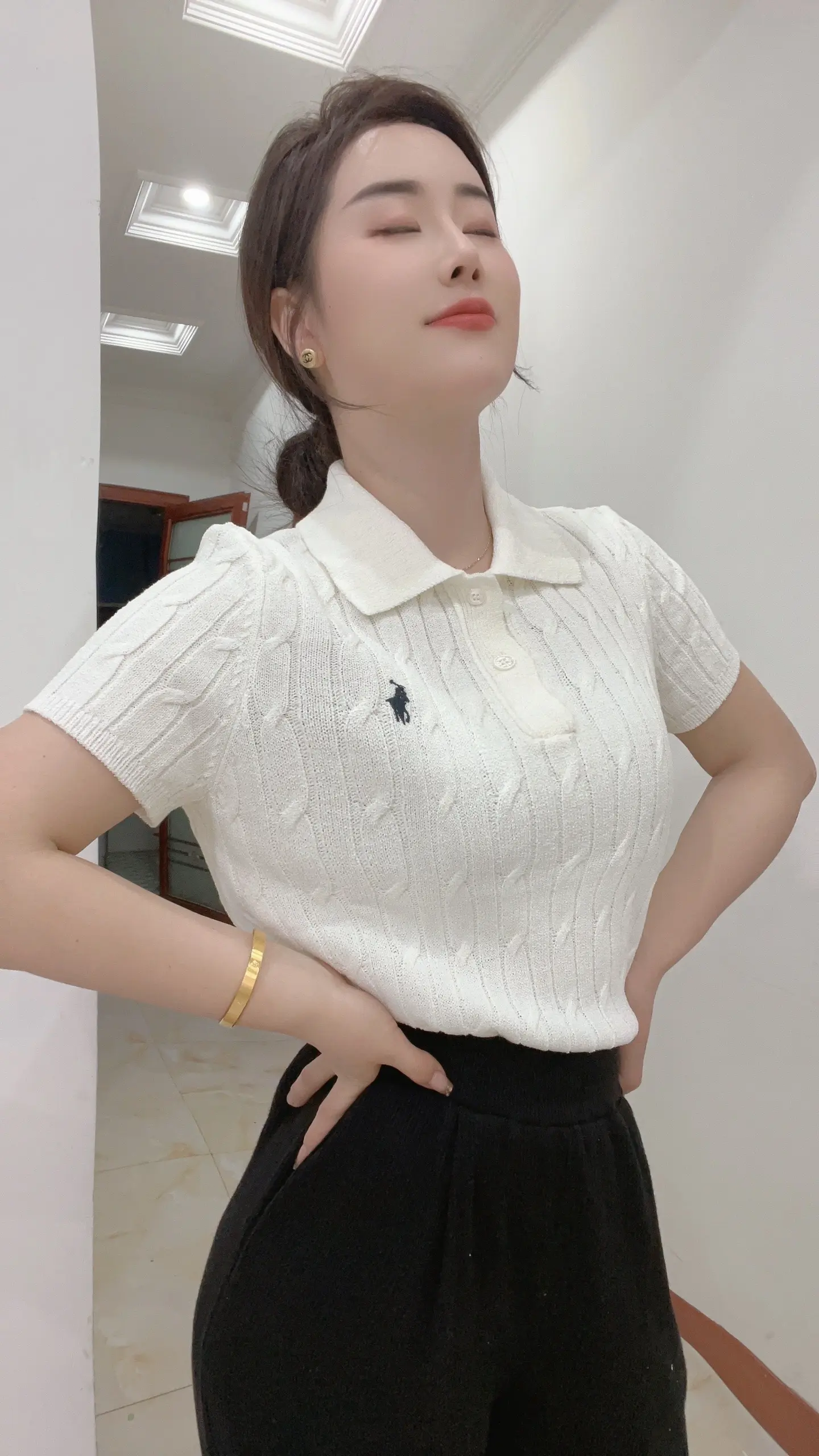 一位妻子对丈夫说的话，她说，我的先生，十年前，我不图钱，不图房,不图车，只图你对我好,我想以后都会有的。十年后,我悟出了一个道理,人生的另一半,如果选错了,就会尝尽人间苦取舍两难。曾经那个卸下铠甲飞蛾扑火的自己,最终还是重新披上了战袍。婚姻最狼狈不堪的样子,莫过于我在你眼里,是情绪失控的疯子。能压垮我的,从来不是家务和孩子,而是自己的付出和心酸，一次又一次被你忽视，曾经义无反顾的选择，如今过成了什么样，无可进之路，无后退之地，最好的青春换来了四个字，一言难尽。