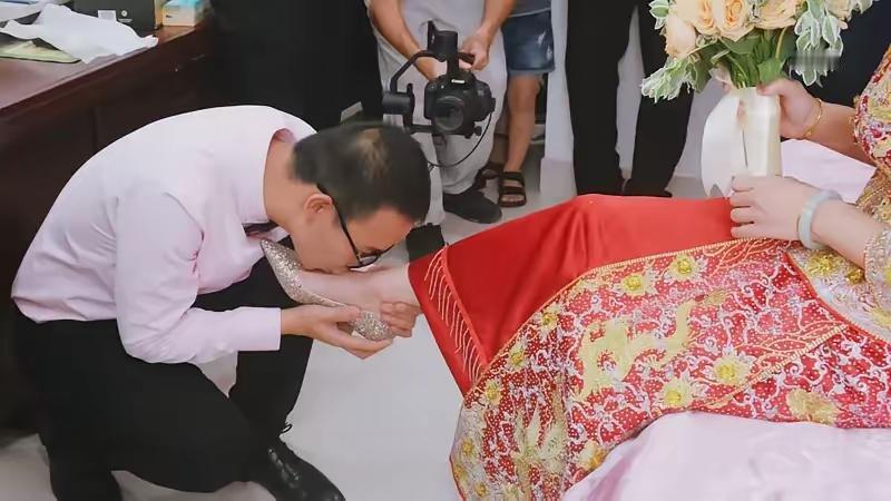 父亲再婚，儿子整日提防继母分家产，对方一个举动，让他满脸愧疚
 
当了半辈子清官