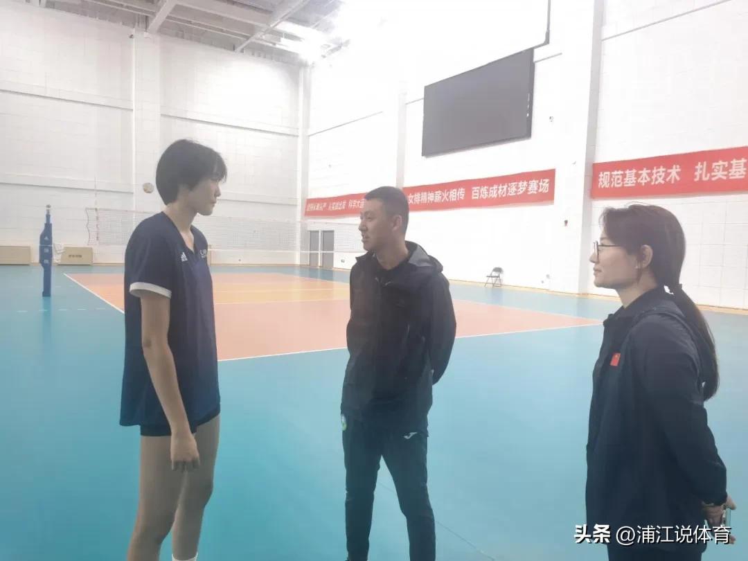 河北体育局相关负责人前往漳州慰问U18国家队主力球员王馨语。身高1米91的王馨语
