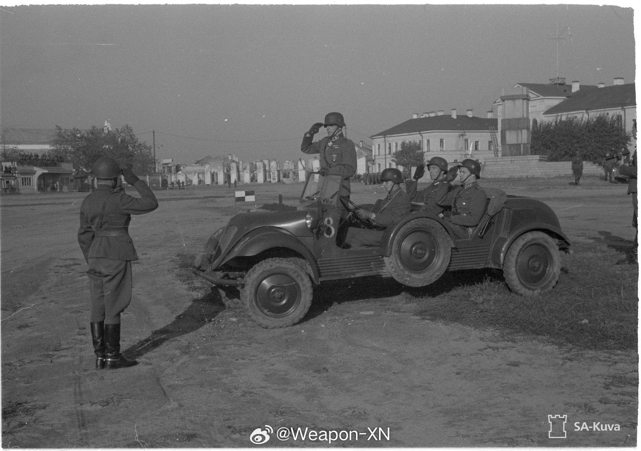 #照片中的历史[超话]# 1942年10月1日，芬兰军队庆祝占领彼得罗扎沃茨克1