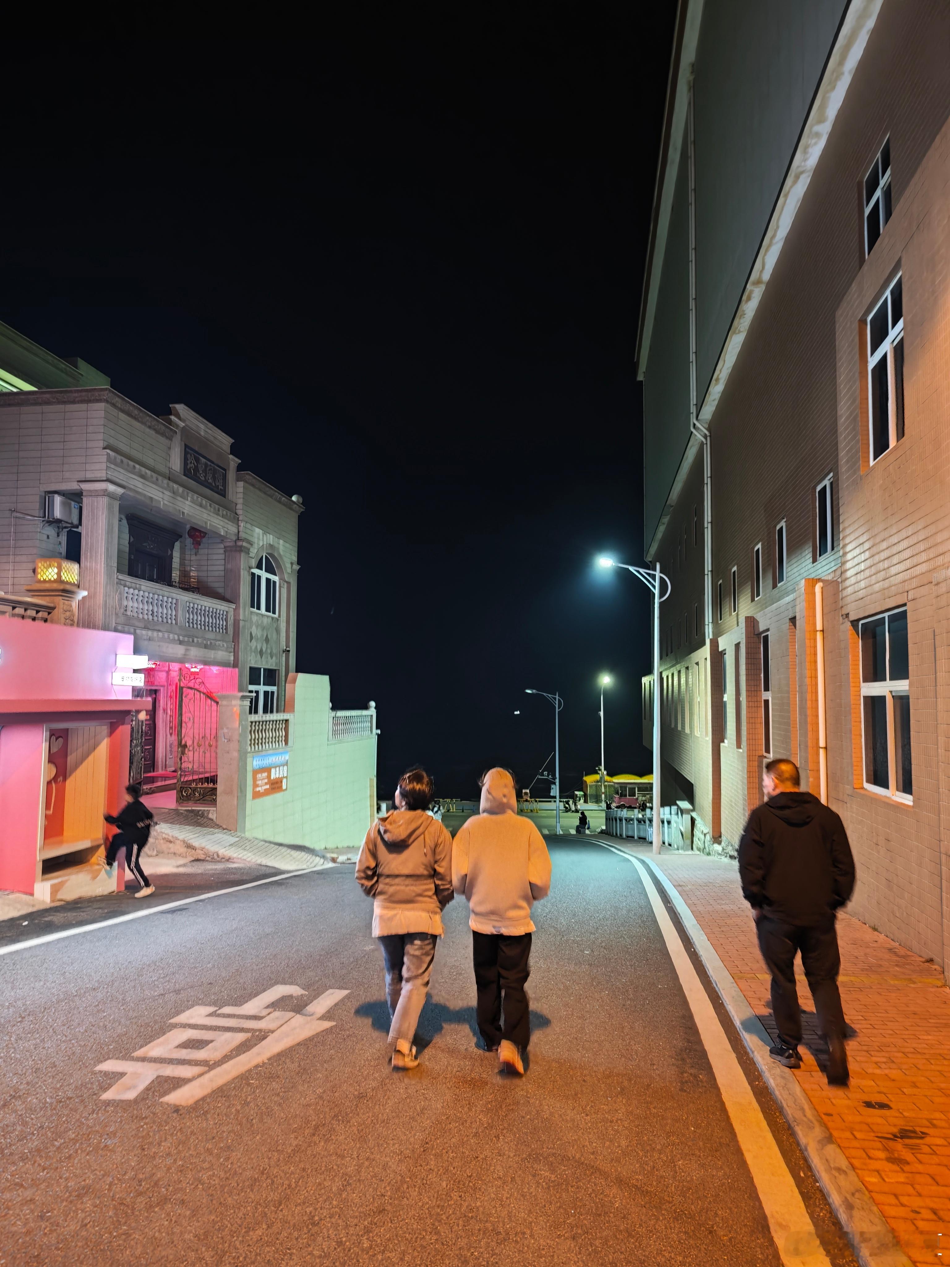 静谧的夜晚，路上行人成为唯一的动态风景。亲爱的说