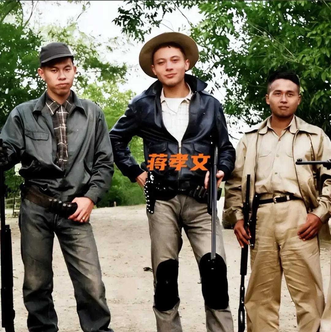 50年代，年轻时的蒋孝文与朋友在户外打猎时的一幕，照片中他打扮时髦，戴着檐帽，手