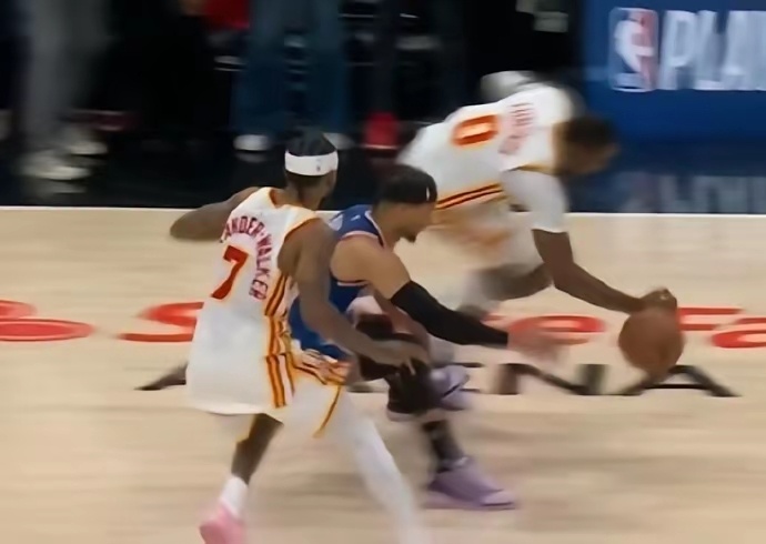 库明加机敏抢断！老鹰2-1尼克斯！最后时刻，进攻端CJ投进中投完成准绝杀。防守端