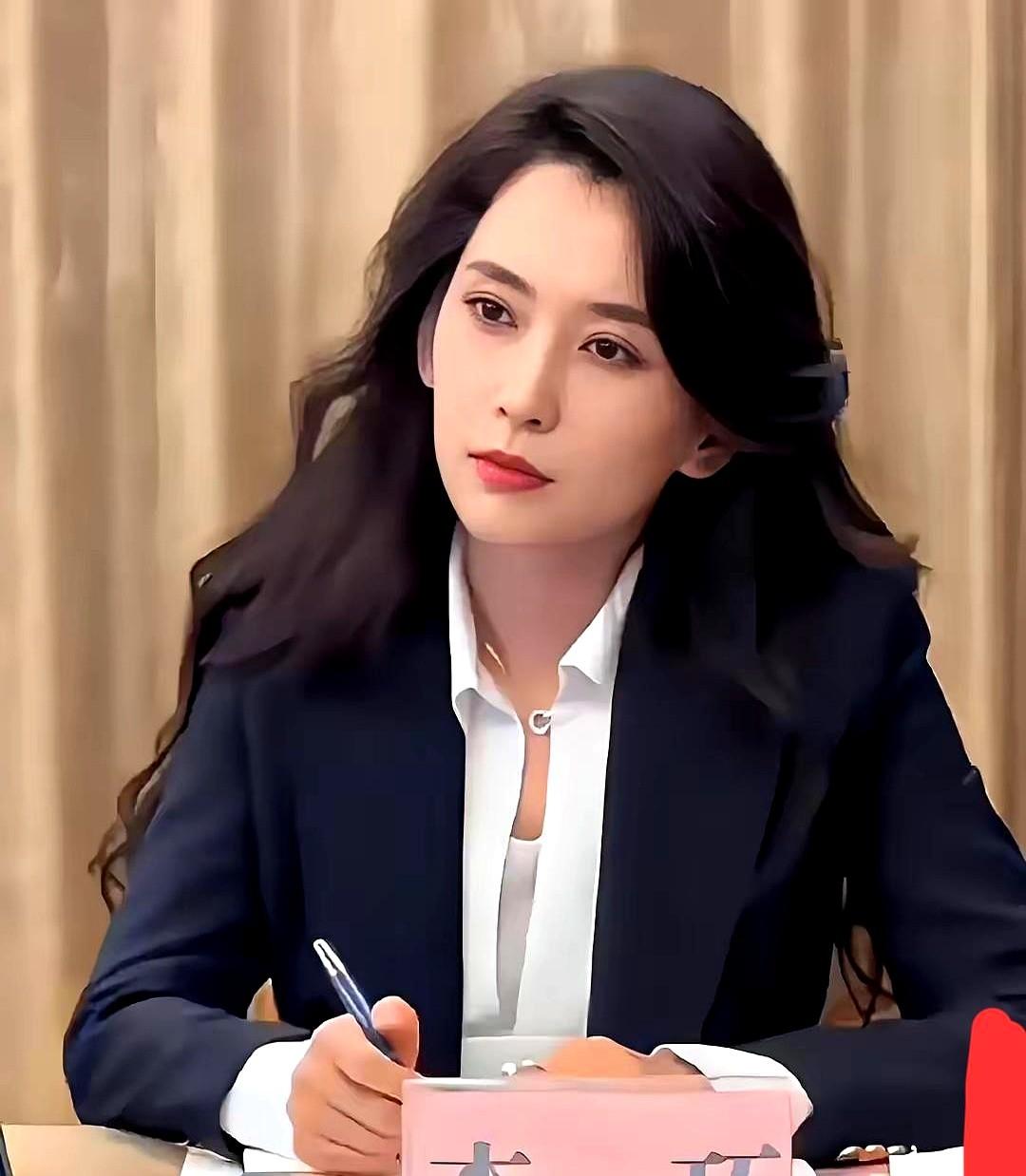 最近森林北晒天山探访牧民的视频，小男孩躲她身后撒娇，这才曝光她除了女儿，还有个儿