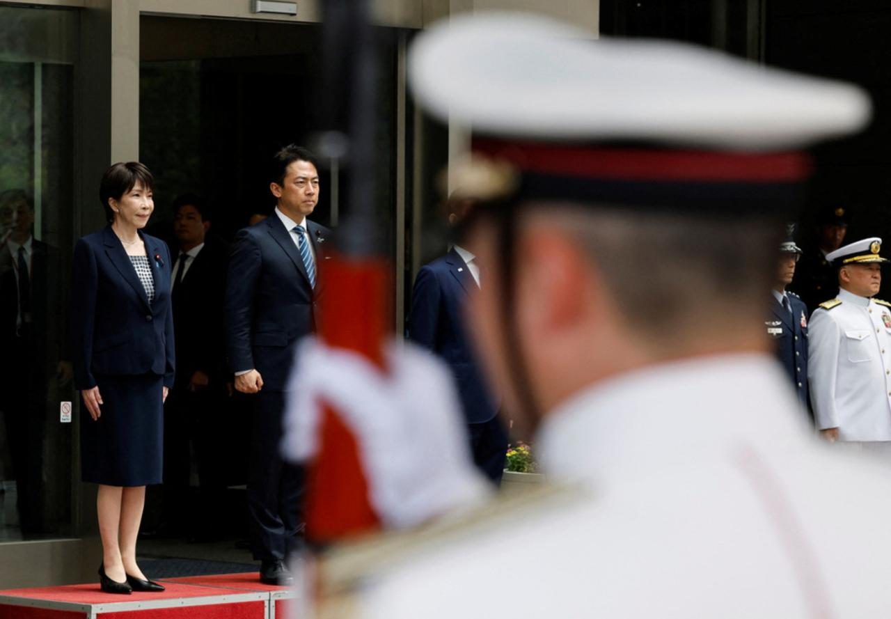 【日本安保有识之士会议抛出防卫费增加的财源“不排除增税”的意见。】10月27日，