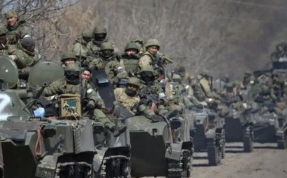 战后，俄军士兵正在清点战壕里的遗体，翻着翻着，手突然停了——这些穿着乌军制服的人
