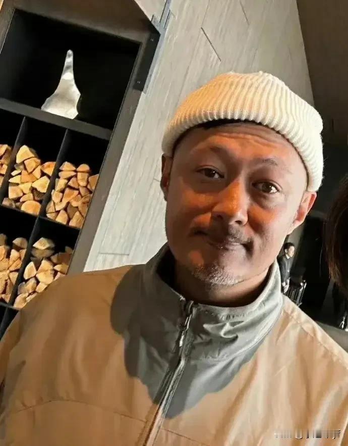 天哪，简直不敢想象，余文乐究竟遭遇的什么居然变成这副样子了？

就在2月21日的