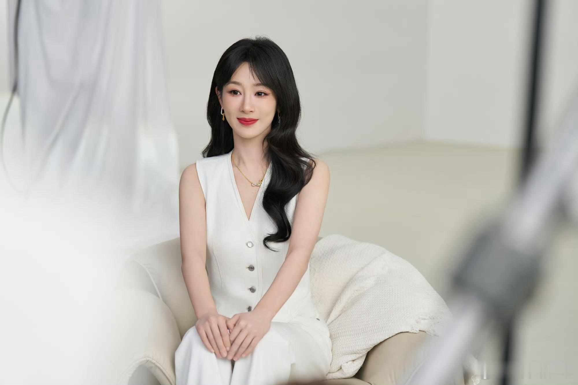 杨紫工作花絮图杨紫工作花絮图，认真工作的美女太养眼了吧！ ​​​