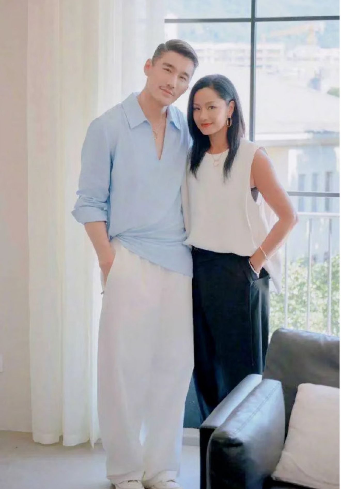 胡兵比眼泪先来的是瞿颖的拥抱内娱最顶级的友情，从来不用刻意营业。一个眼神就知道你