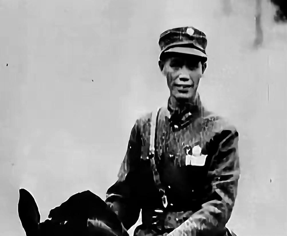 1927年，蔡廷锴把师里管思想的党员全请出帐，领着五千粤军直接撂挑子。

贺龙早