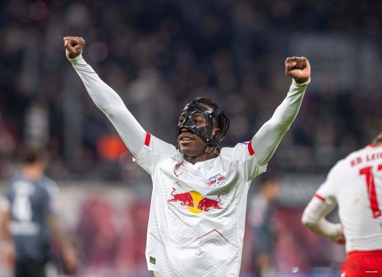 德甲第13轮，莱比锡6-0大胜法兰克福，刚满19岁的小将迪奥曼德完成帽子戏法，他