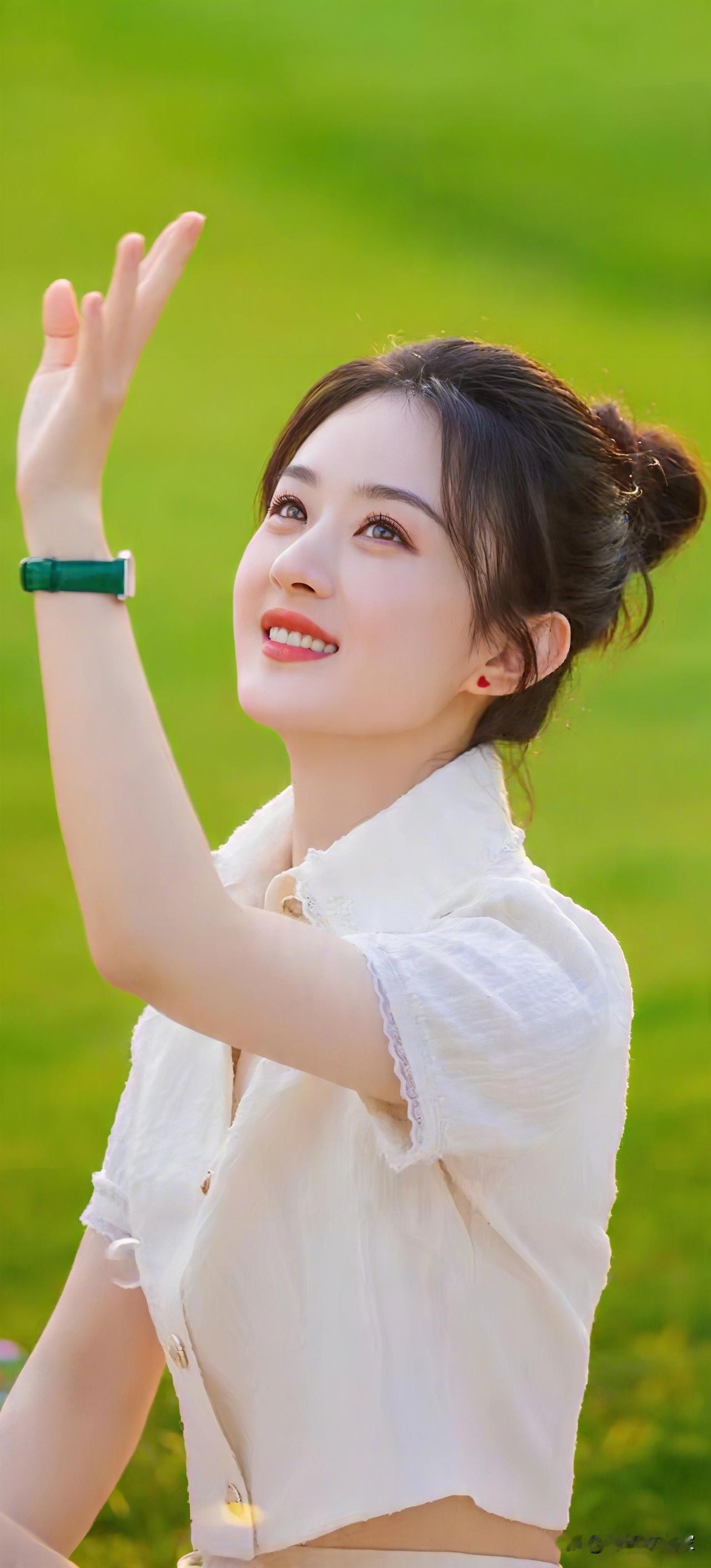 赵丽颖

她宛如从油画中走出的春日精灵，将清新与灵动诠释得淋漓尽致。她身着纯白短