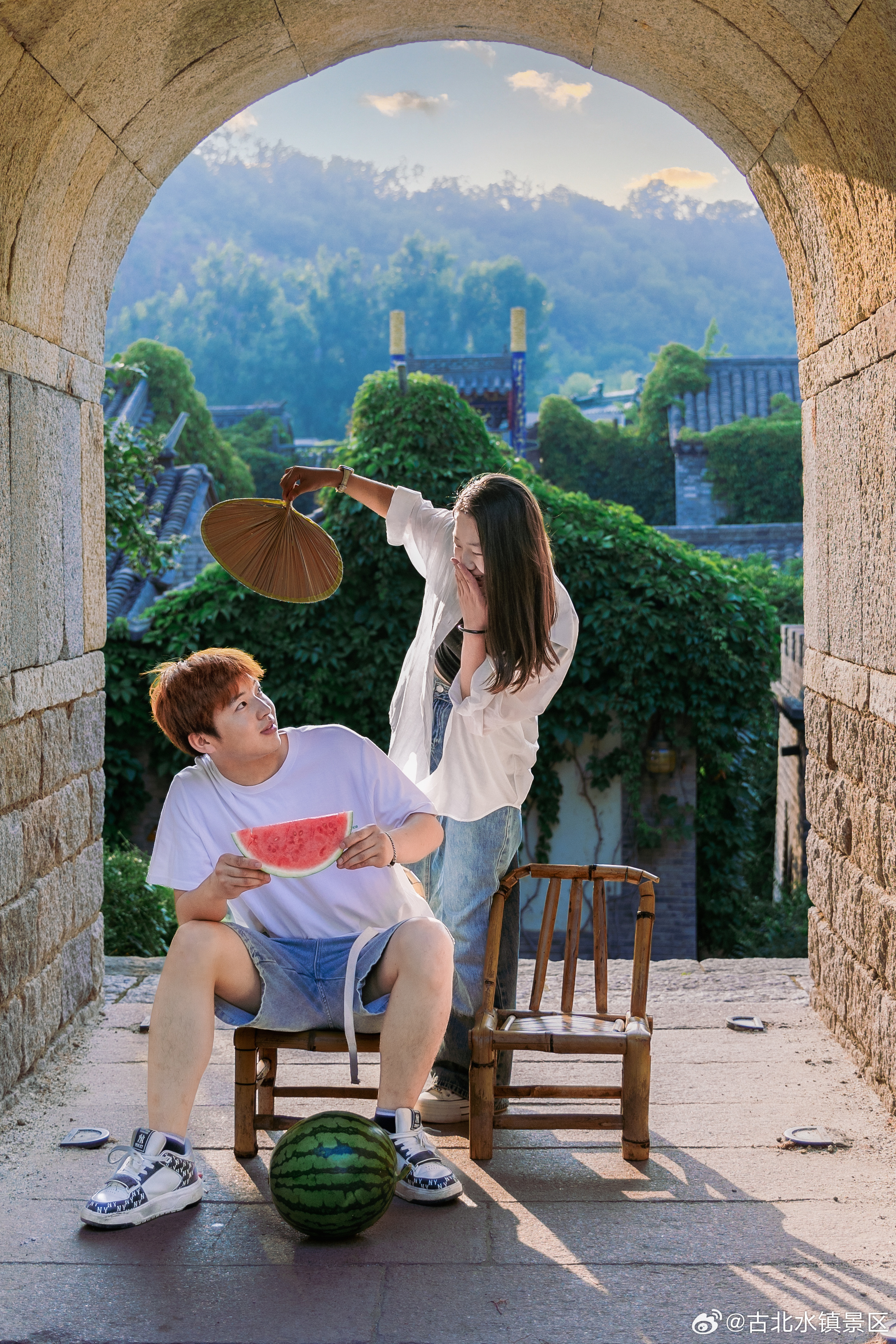 咚咚咚~西瓜🍉敲一敲夏天成堆的快乐就来了[我来了]新的故事会在夏日的吃西瓜中开