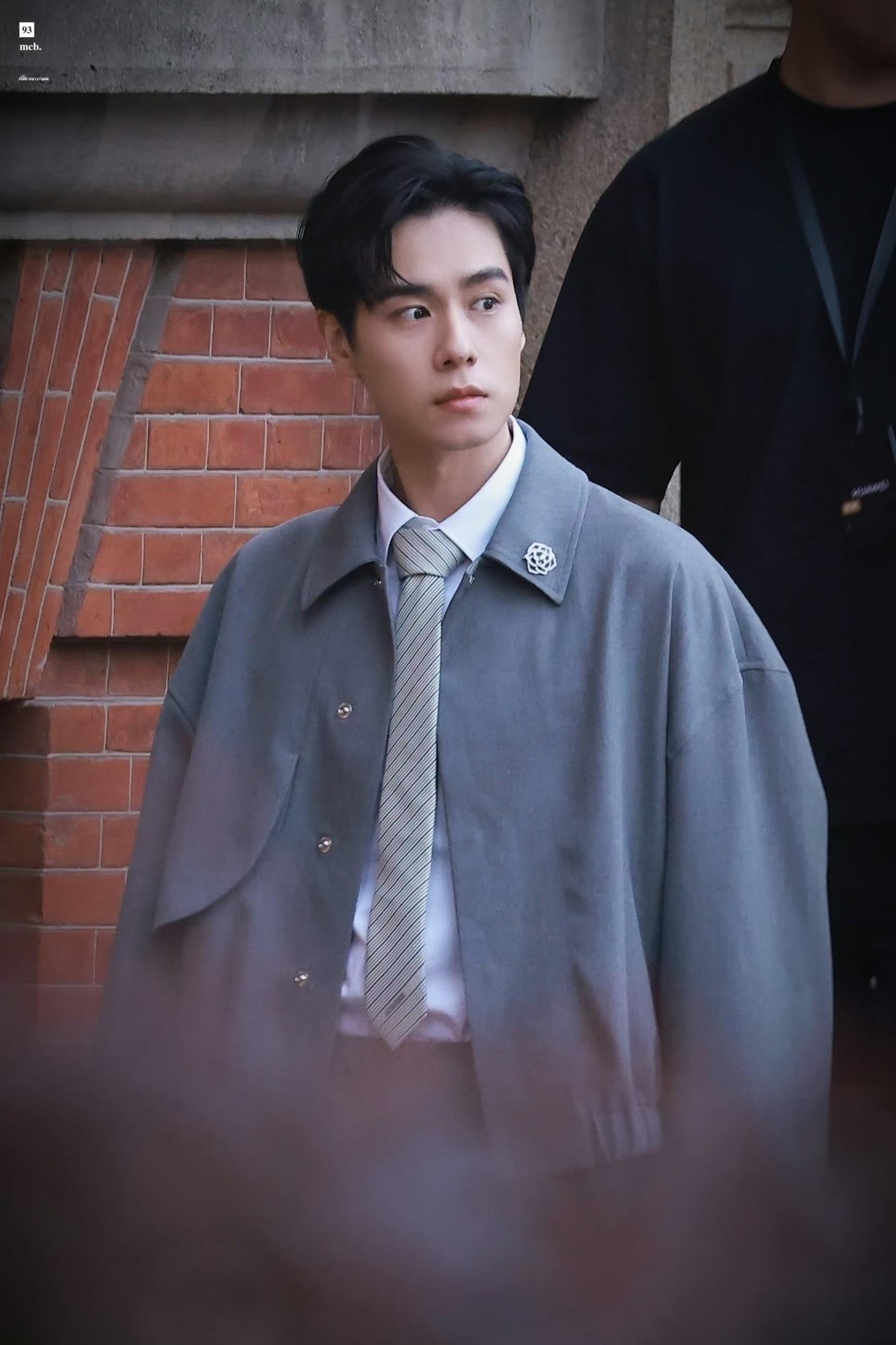 #胡一天活动#胡一天这一身西装好绝，我一整个爱上了，这魅力真的让人难以抵挡啊，话