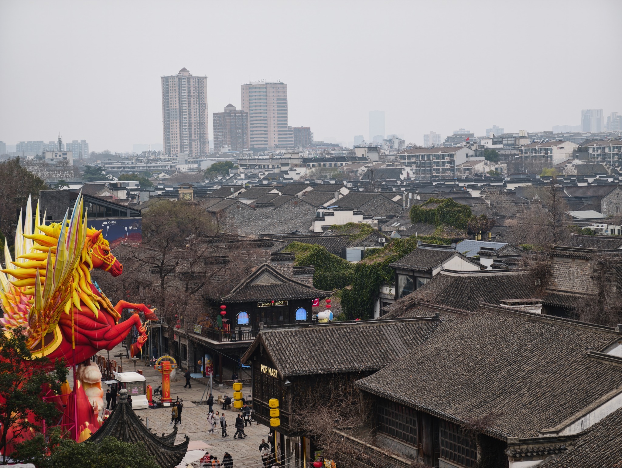 买了几张票和同事去南京城墙逛了逛，站在上面往下看，老房子屋顶一片连着一片，真的挺