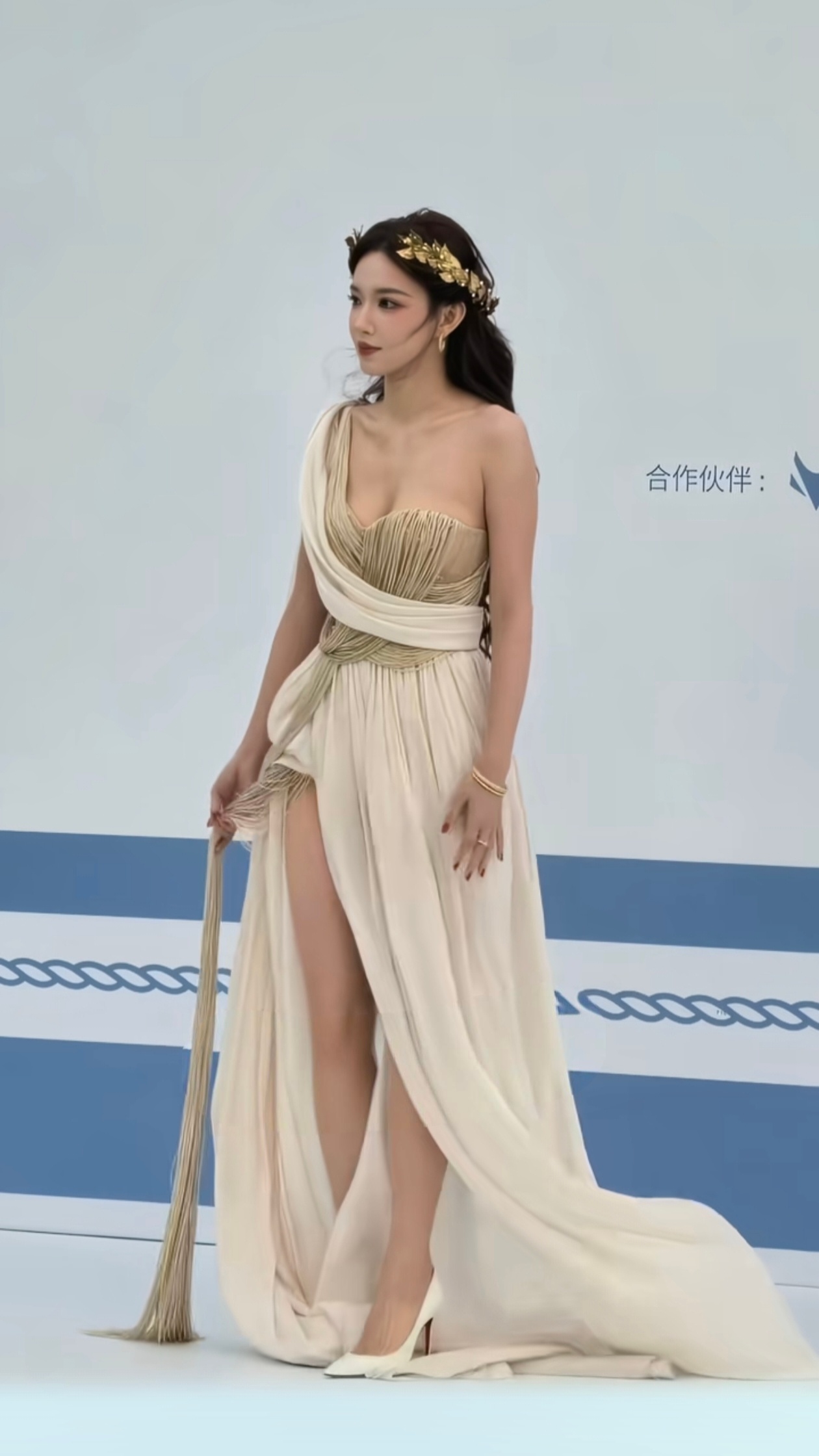 程潇这身材绝了吧 海风漫过裙摆，仿佛是从神话里走来的希腊神女✨太有力量美感了。 