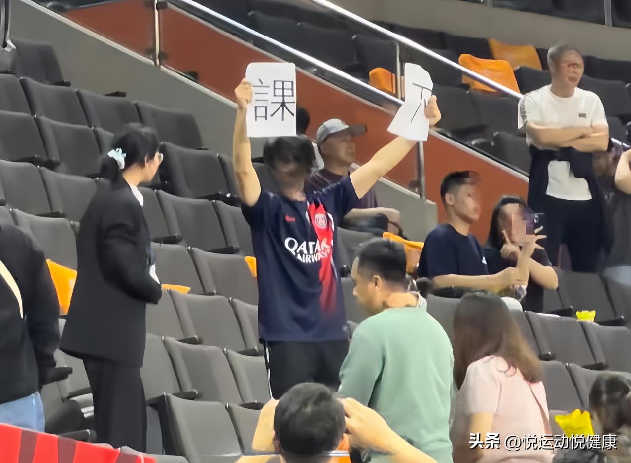 有点意思，广东球迷喊杜锋下课，昨晚广东男篮主场对阵北京队的比赛中，有广东球迷在看
