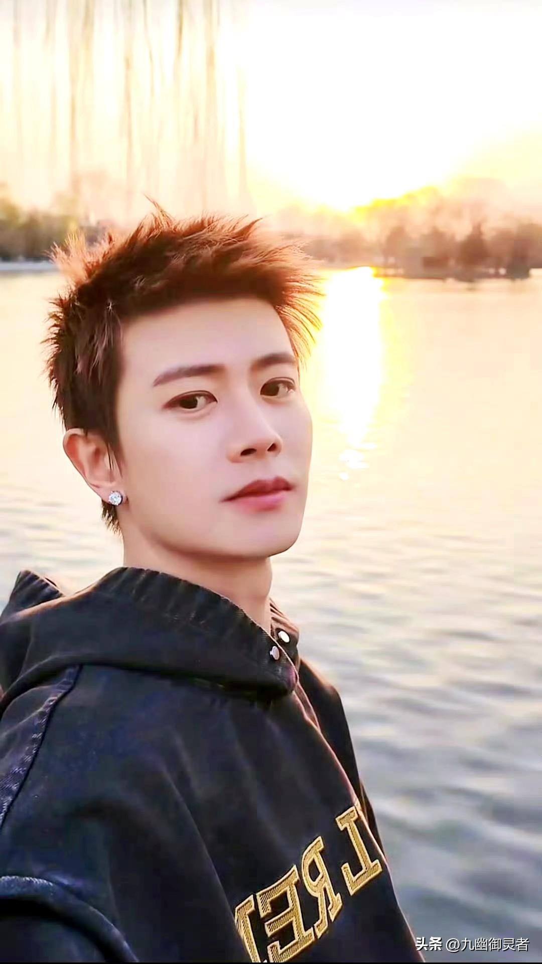 我的天啦！我真的要被任嘉伦给笑到❗❗❗[捂脸][捂脸][捂脸]
他居然对一个戴眼