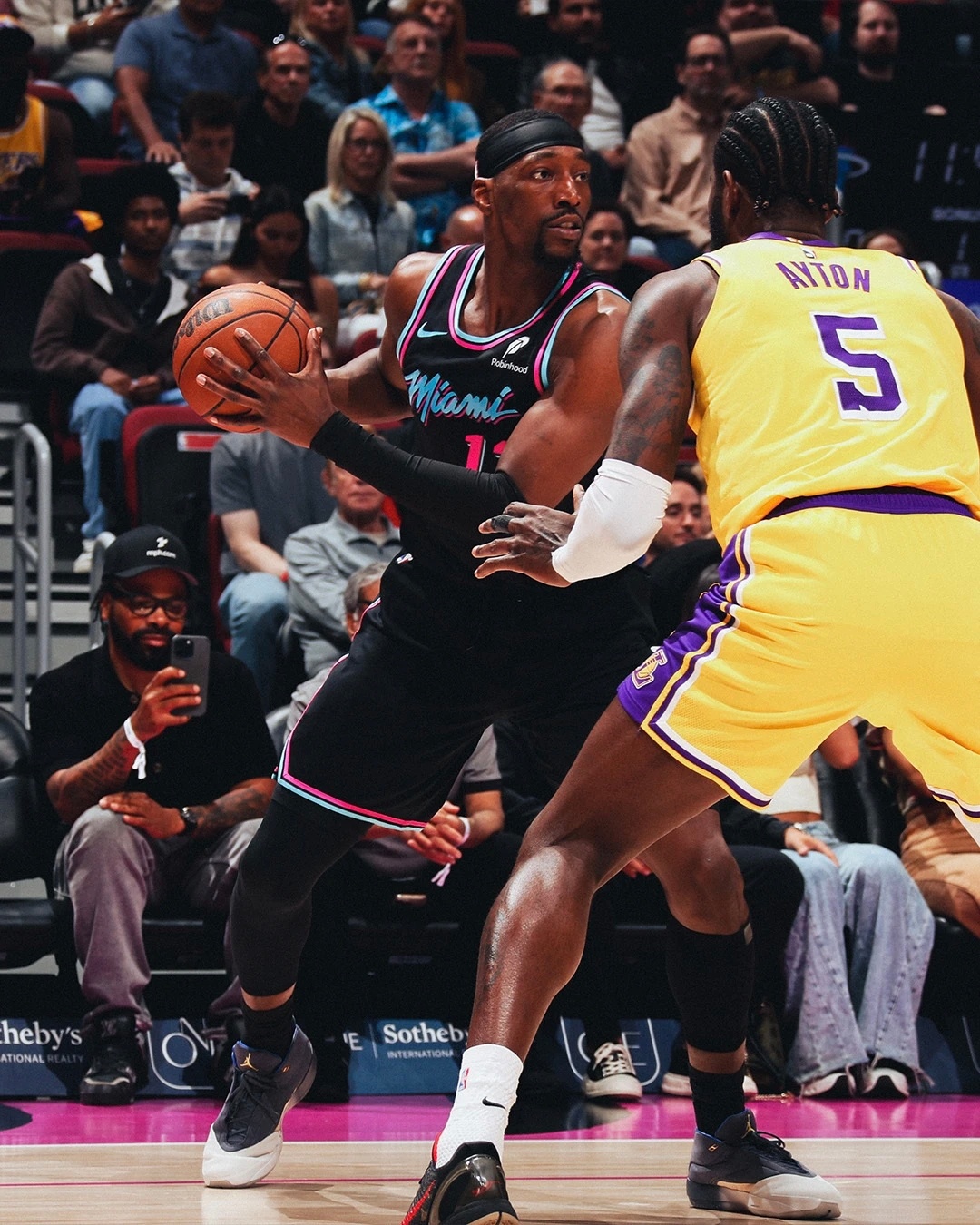 湖人8连胜东契奇60分3月20日，NBA常规赛：湖人vs热火。当地时间凌晨4点，