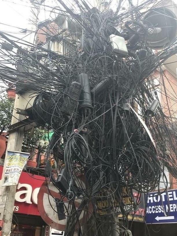 印度的电线文化，电线杆上、建筑以及其他结构物之间，常常杂乱无章地缠绕着密密麻麻的