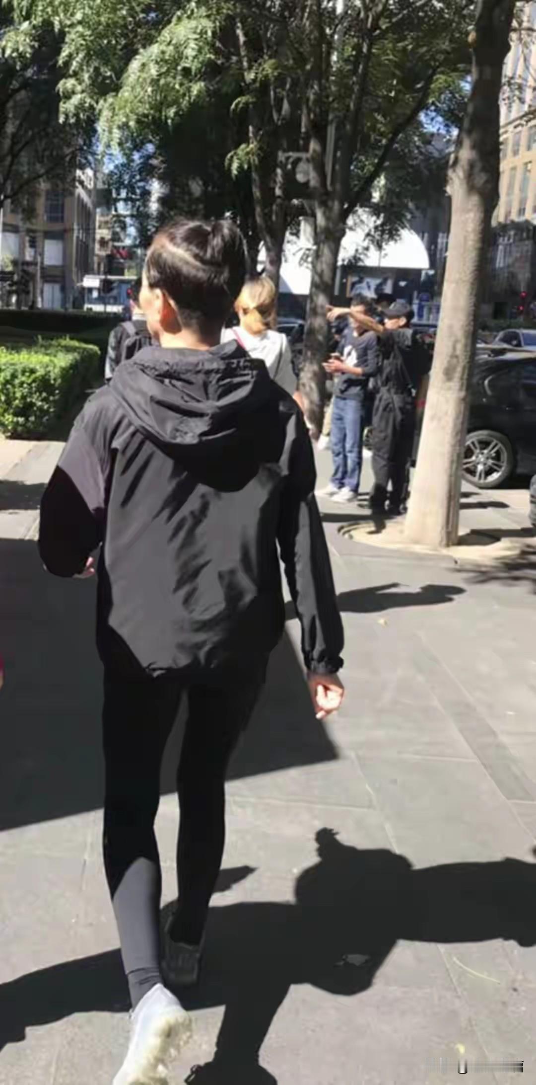 看来要想好看还得长得瘦，你看宋丹丹都60多岁了，还扎着一个小揪揪，穿着吊带背心儿