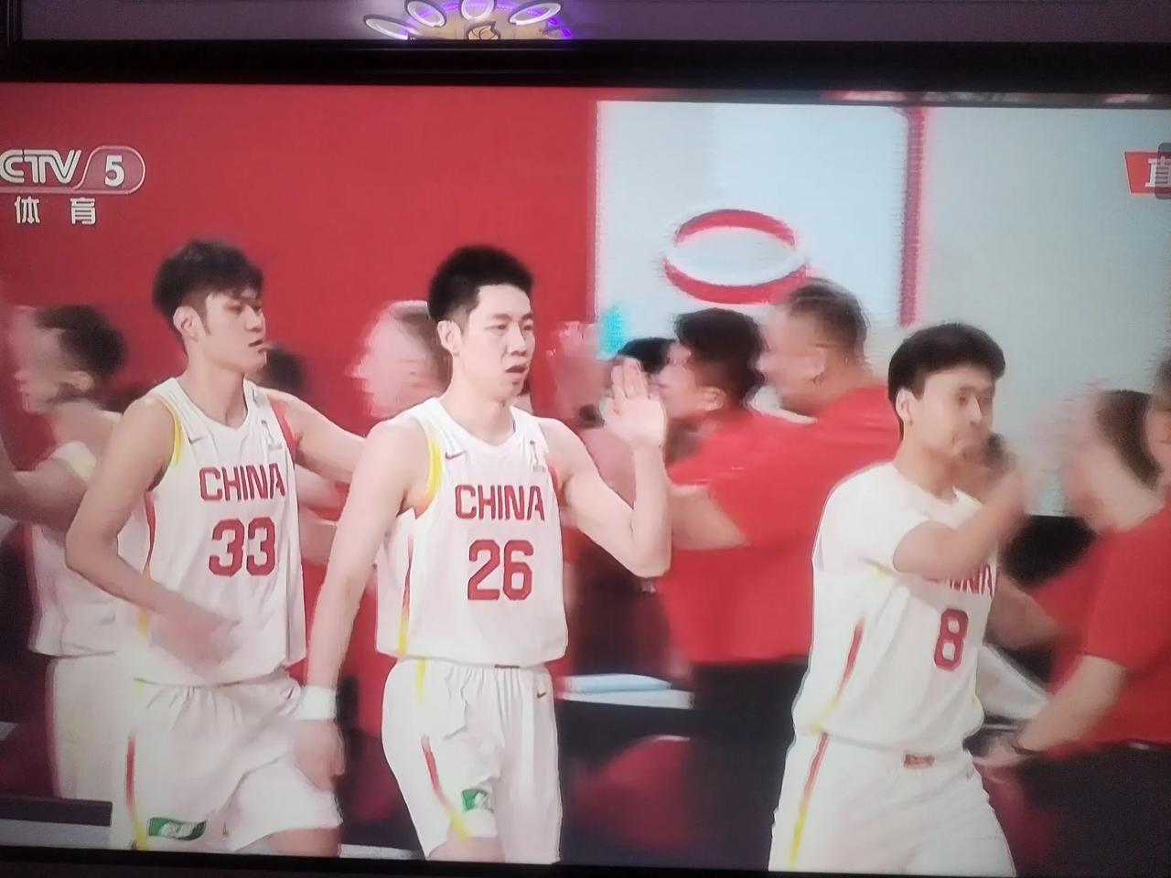 男篮 世界杯亚洲区预选赛，裁判似乎成主队日本队“影子”队员
    国际篮联世界