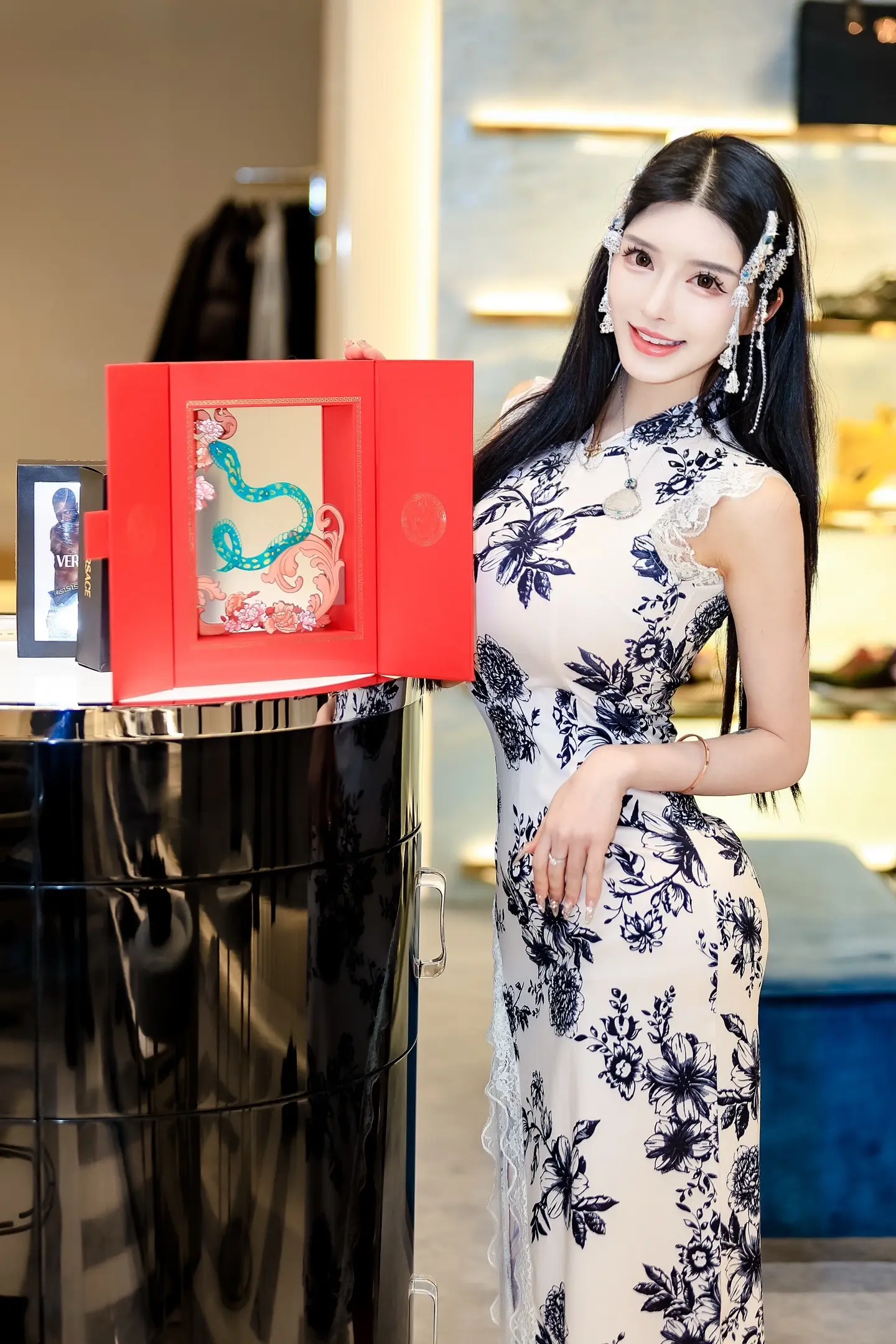 又一年受邀VERSACE🌸。带我闺蜜陪我一起来制作皮影戏啦
