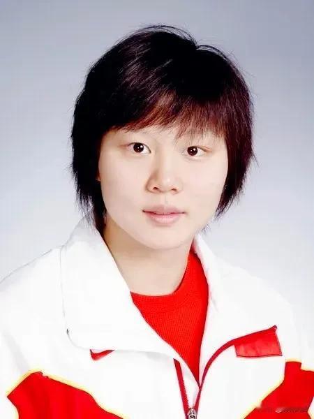潘展乐夺冠那个女解说，真的太牛了！声嘶力竭、近乎疯狂地高喊潘展乐的名字，为他加油