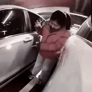 这不是愚蠢，这就是坏，女子看到自己的车在停车位和另一个车挨得很近，竟然用刀片划坏