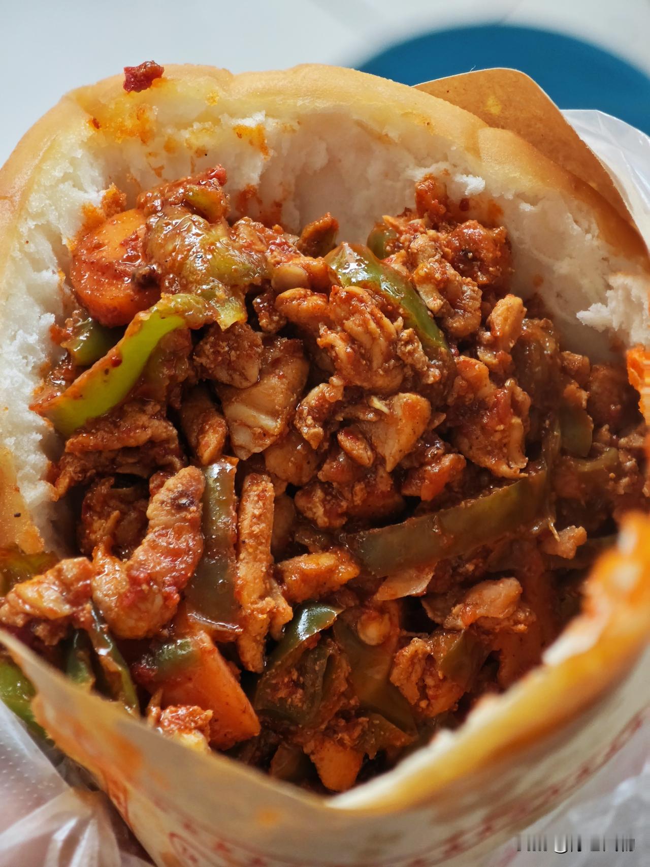 虢镇中街灯具厂小吃城里的风味辣子饼很多人推荐，有人从小学吃到工作，有人回虢镇第一