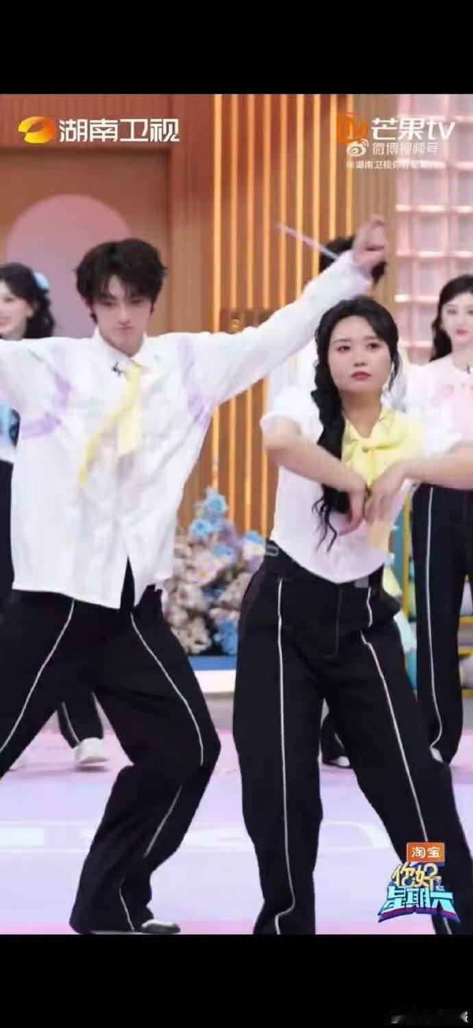李雪琴赖伟明姐弟双人舞好反差你好星期六高能舞蹈名场面来袭，李雪琴不松懈的样子配上