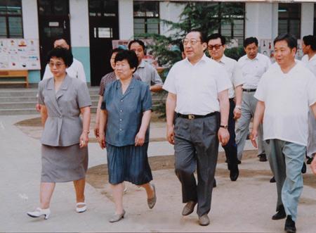 1996年6月，李岚清副总理到洛阳市实验小学视察。 ​​​