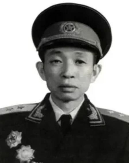 1955年授衔时，王必成听说叶飞被授予上将军衔，而自己是个中将，心里感觉不服气，