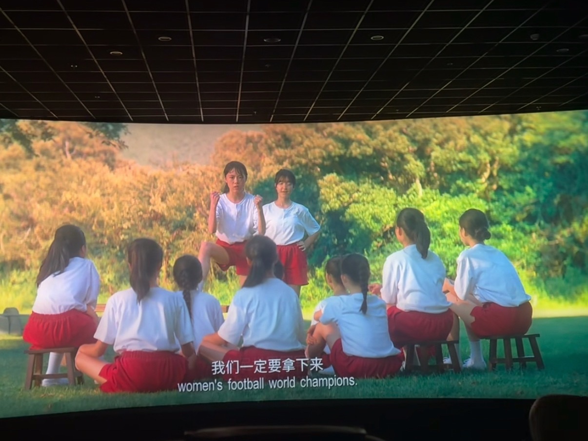 功夫女足 好看满分10分，打个6分吧。剧情简单易懂，不少搞笑桥段，无厘头是星爷的