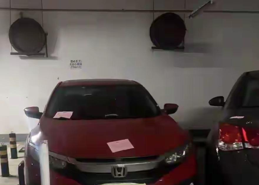 长沙女副处长霸占车位事件的观察
长沙德峰小区闵先生的车位被同小区一位女业主的车子