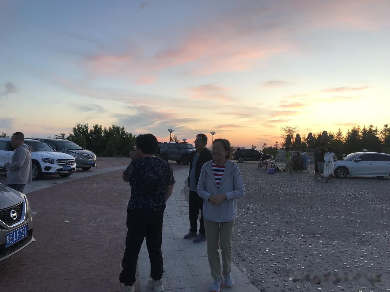 吃过晚饭，从窗户透过傍晚的天空美极了，情不自禁的被这种惬意的天空吸引住了，毫不犹